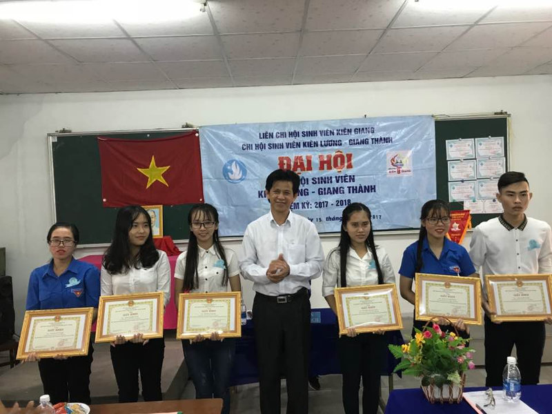 Đc Huỳnh Trọng Đức Phó chủ tịch UBND huyện trao giấy khen cho các sinh viên có thành tích xuất sắc trong Nk vừa qua.jpg